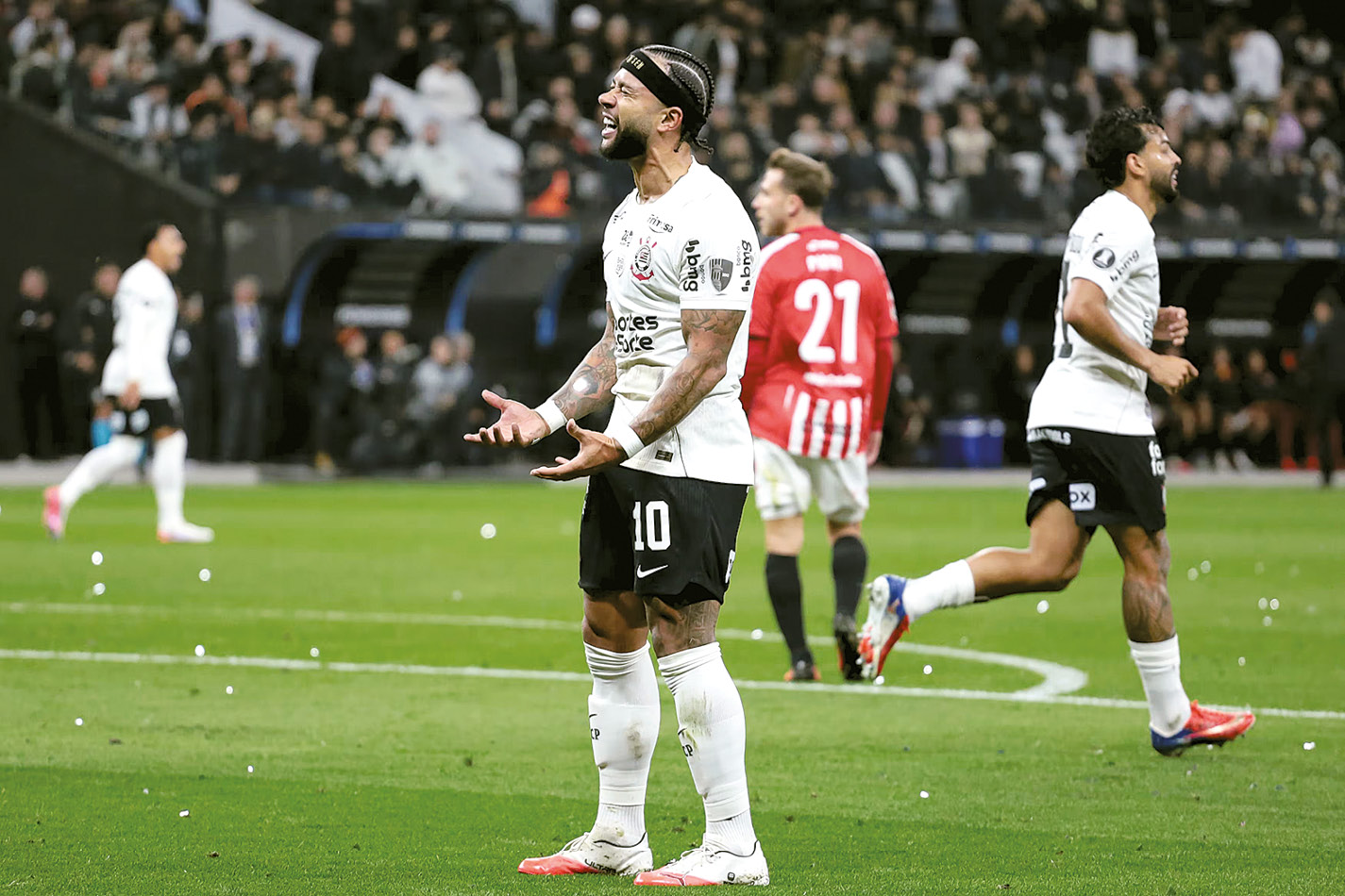Memphis Depay vive drama após erro fatal na eliminação do Corinthians na Libertadores