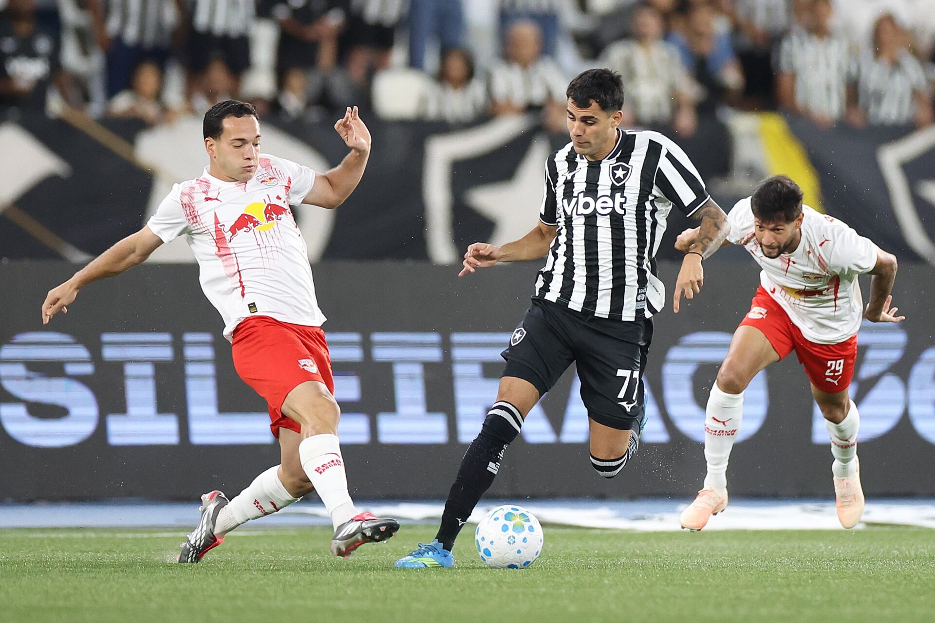 Botafogo vence Bragantino e respira no Campeonato Brasileiro 2026