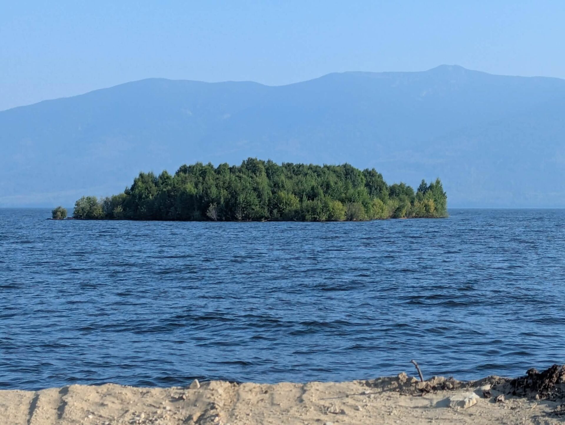 Ilha misteriosa surge e some misteriosamente no lago canadense