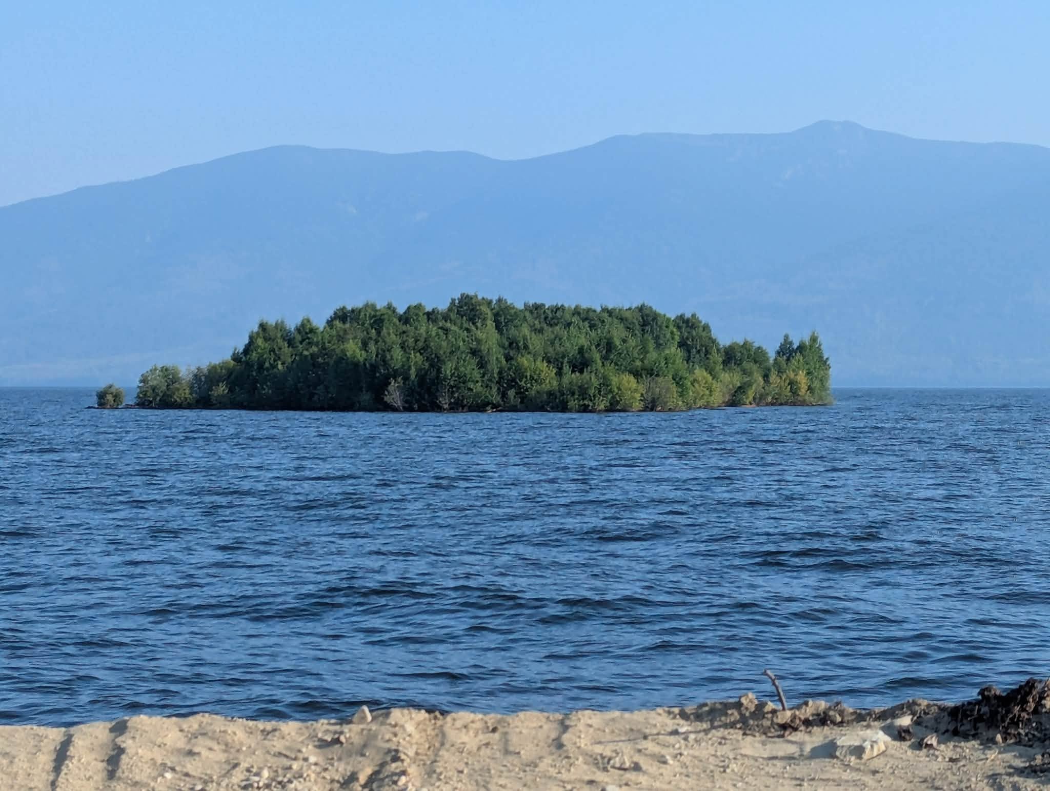 Ilha misteriosa surge e some misteriosamente no lago canadense