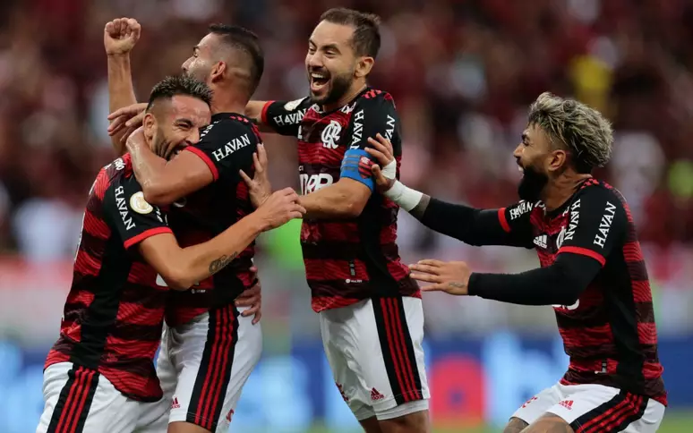 Craque brasileiro encerra carreira após 19 anos e deixa legado inesquecível