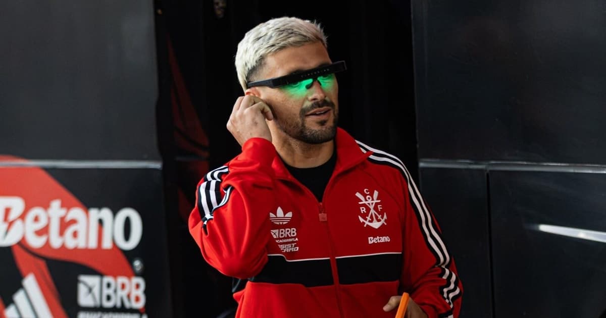 Arrascaeta rouba a cena no Flamengo com óculos inusitados antes do jogo