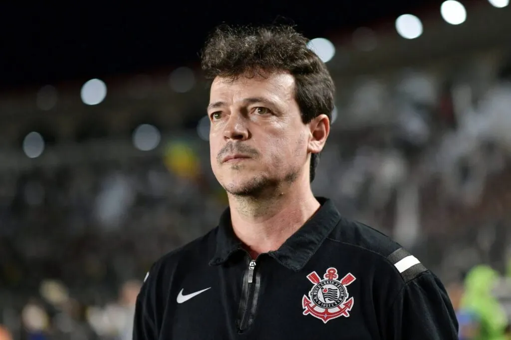 Fernando Diniz e o Corinthians: Por que o técnico não convence mais a torcida em 2026
