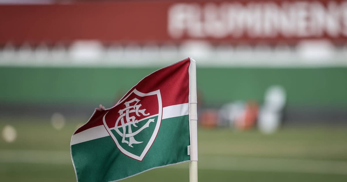 Fluminense fecha parceria com Mega Seguros e marca aparece nos shorts do time