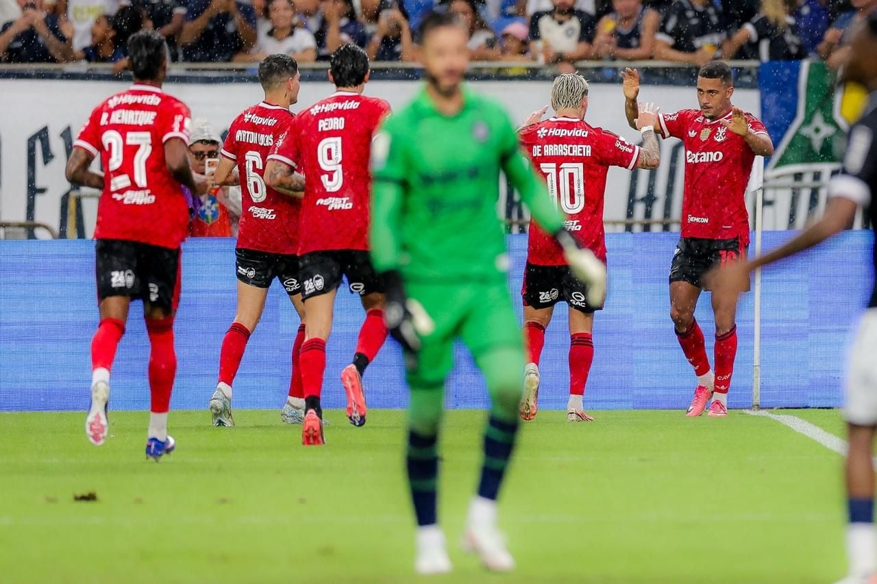 Flamengo conquista terceira vitória seguida e assume liderança do Brasileirão