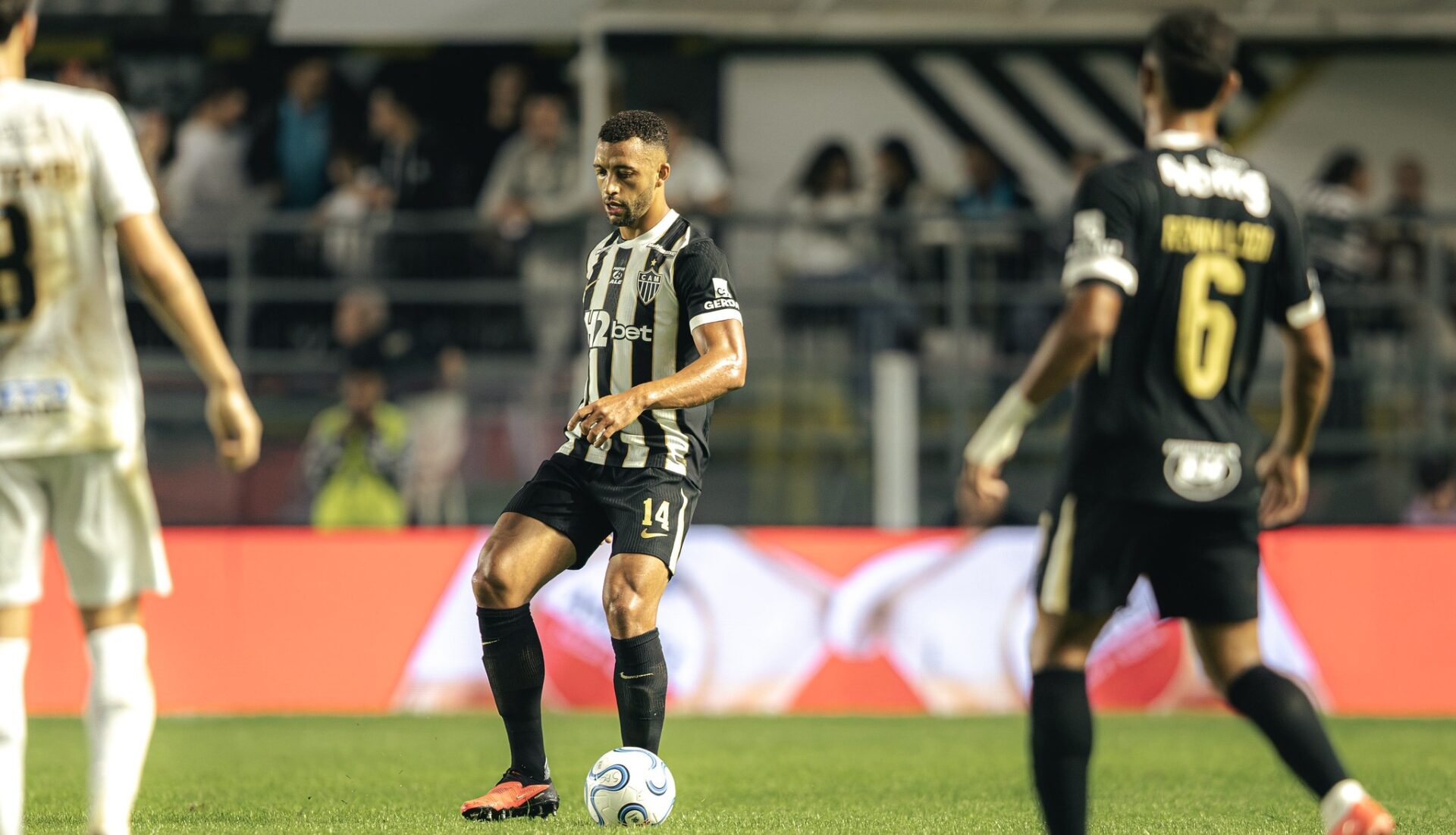 Atlético sofre com lado esquerdo da defesa e perde para o Santos nas quartas da Sul-Americana