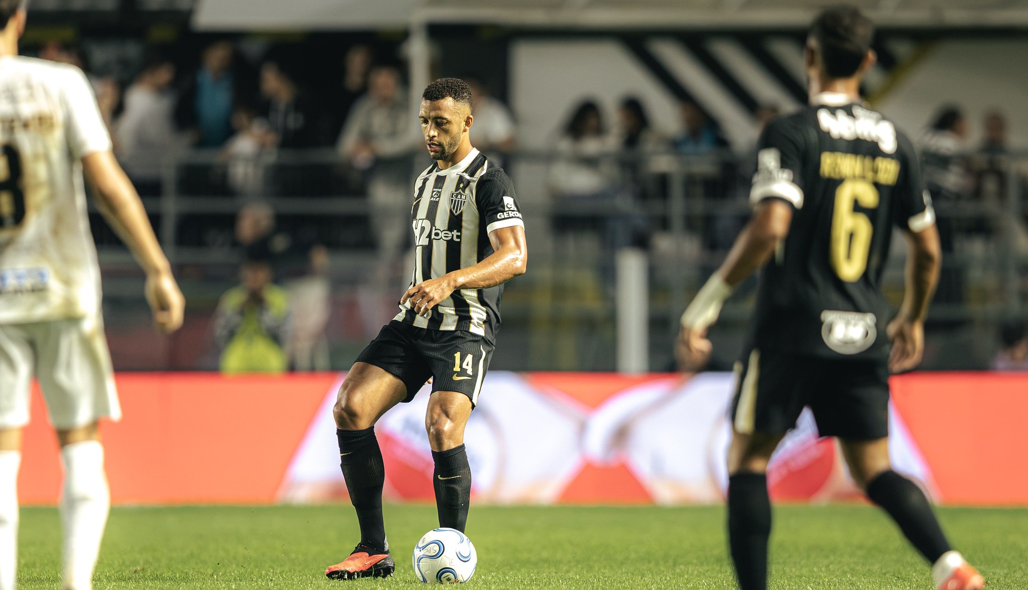 Atlético sofre com lado esquerdo da defesa e perde para o Santos nas quartas da Sul-Americana