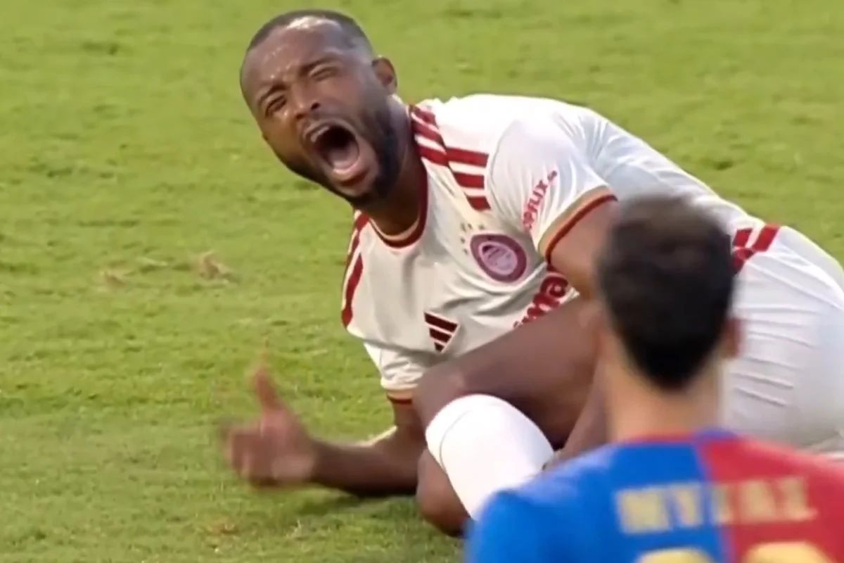 Ayoub El Kaabi sofre grave lesão no Campeonato Grego após dividida dura