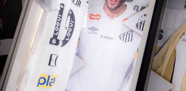 Adidas avança e pode ser a nova fornecedora oficial do Santos em 2026