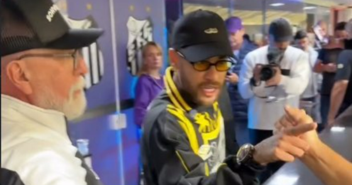 Neymar marca presença na Vila Belmiro e provoca comentarista após vitória do Santos
