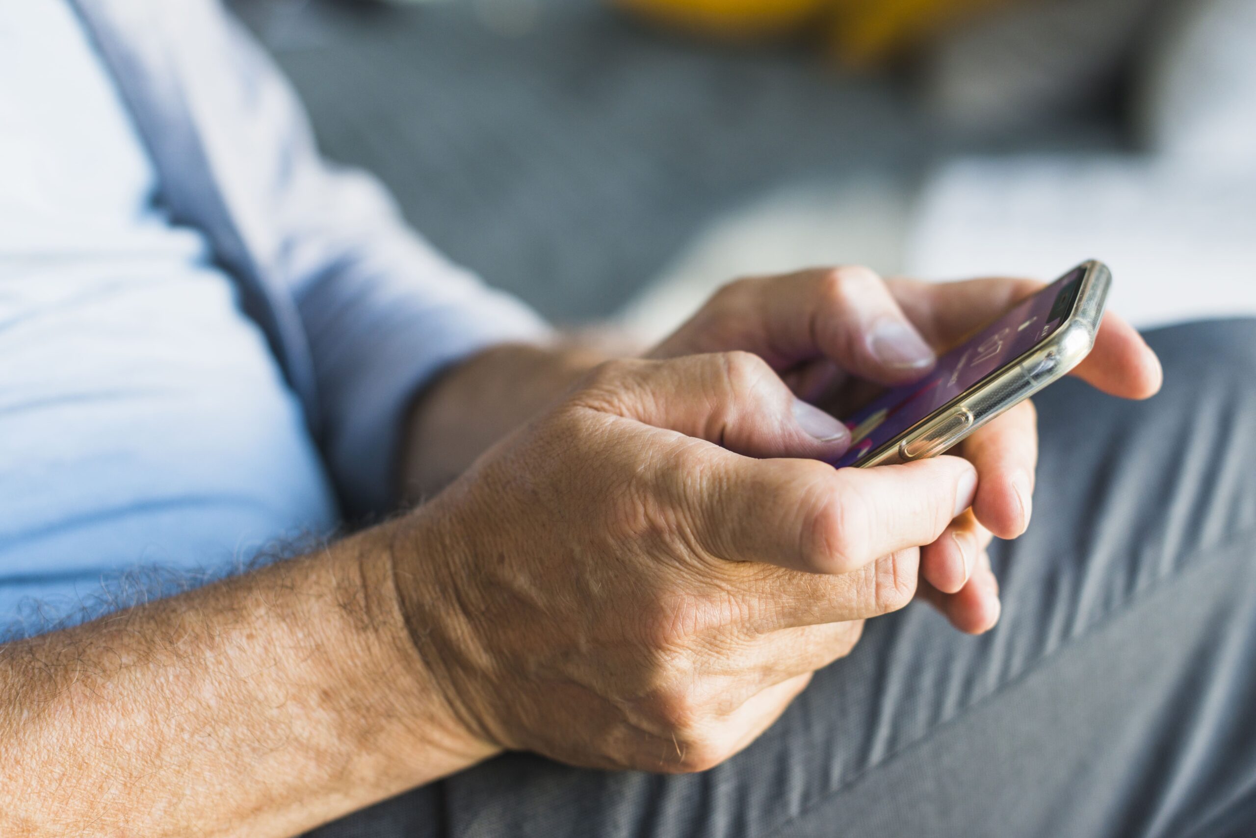 Operadora de celular é alvo de investigação por cobranças indevidas em Minas Gerais