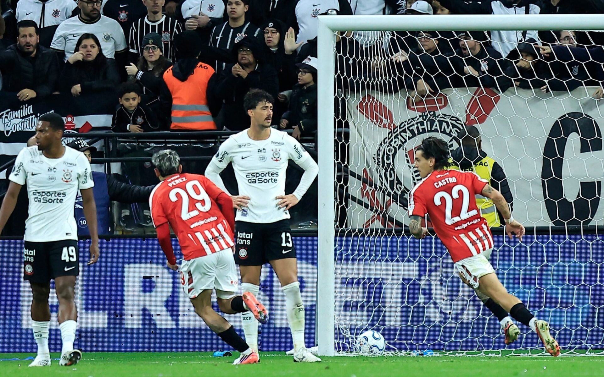 Corinthians sofre derrota em casa e se despede da Libertadores 2026