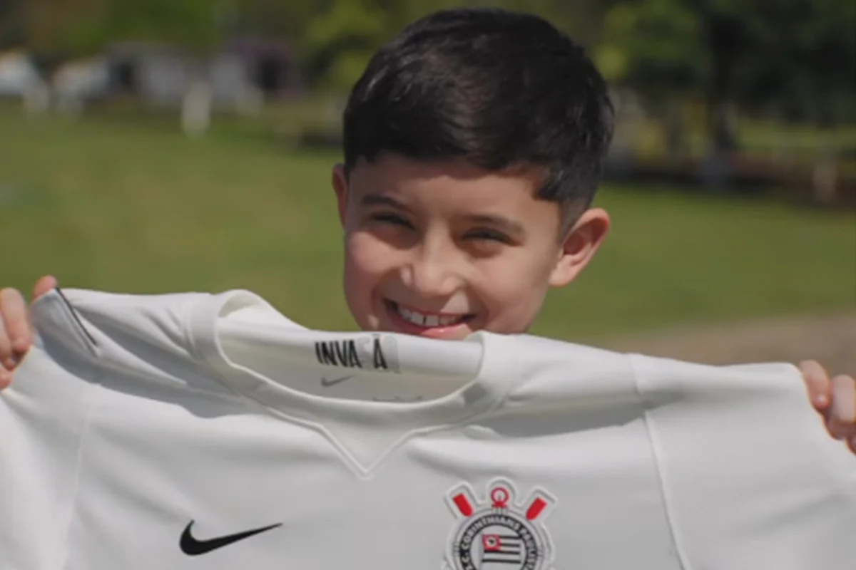 Pedro, garoto que recebeu camisa de Neymar, visita CT do Corinthians e emociona torcida