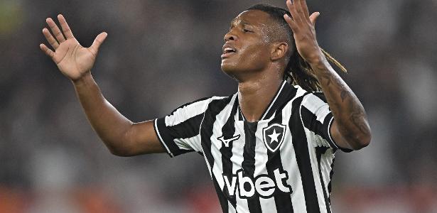 Palmeiras enfrenta Botafogo com reencontro marcado de Danilo no Brasileirão