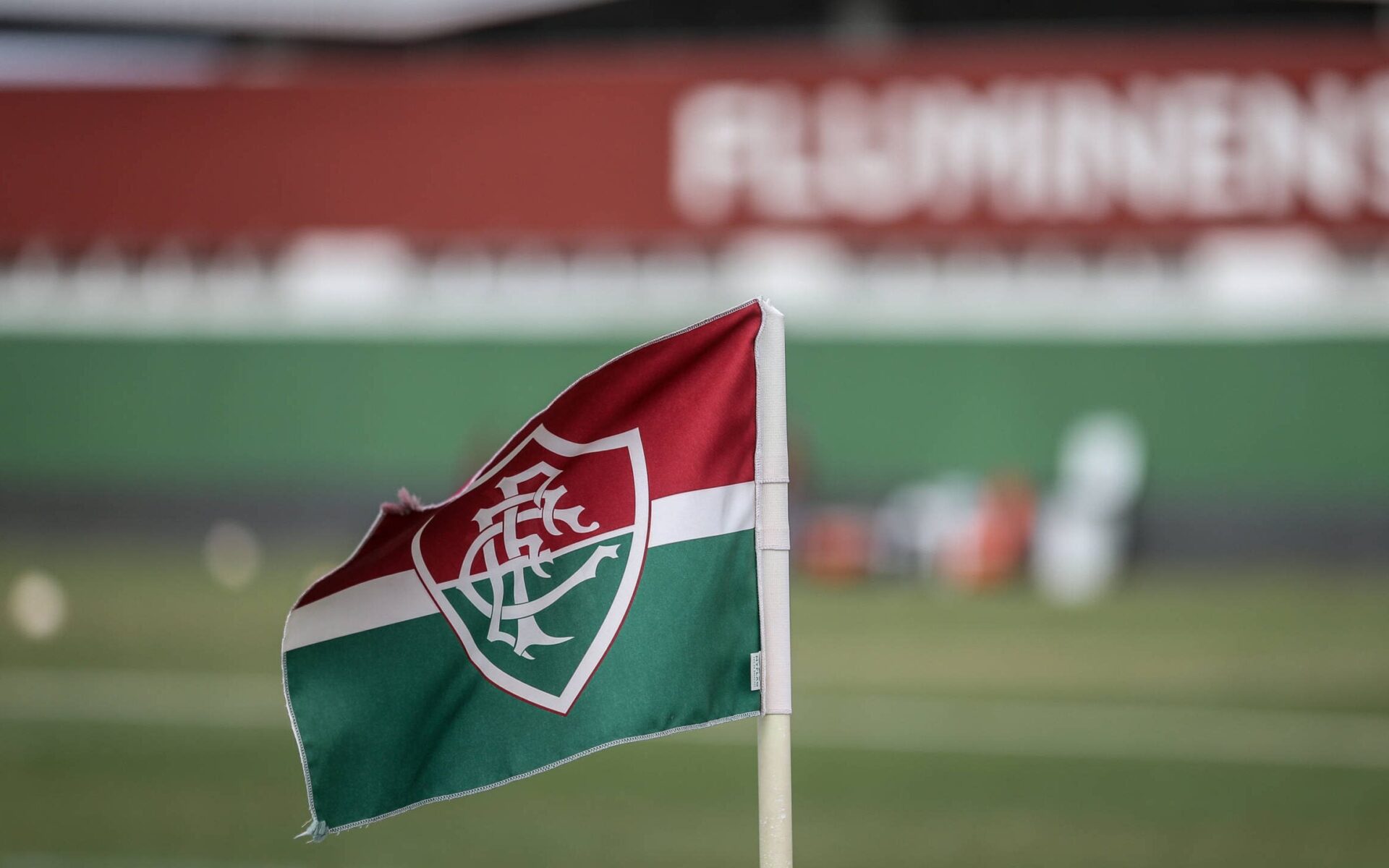 Fluminense fecha parceria com Mega Seguros e exibe nova marca nos uniformes em 2026