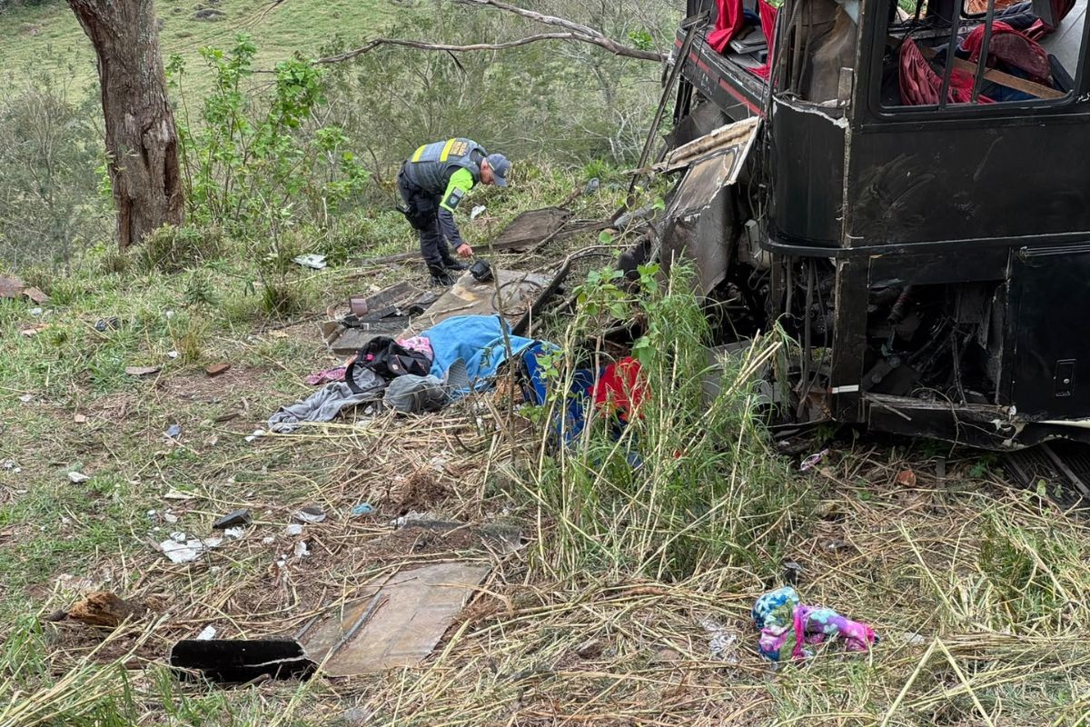 Acidente com ônibus de romeiros em Cruzeiro (SP) deixa seis mortos e dezenas de feridos