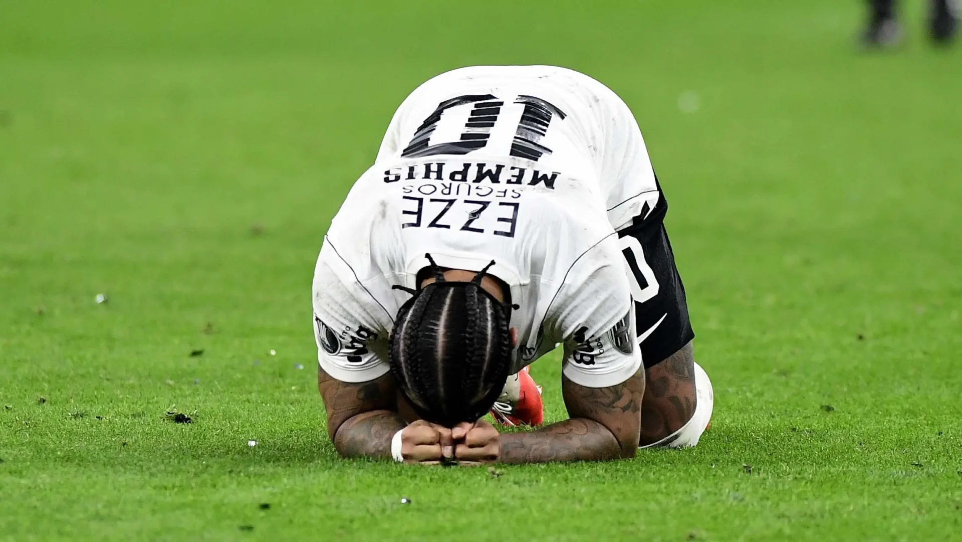 Memphis Depay se desculpa com torcida do Corinthians após pênalti decisivo na Libertadores – imagem do artigo