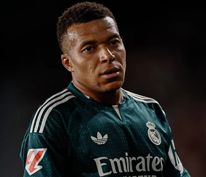 Mbappé, Vini Jr. e Konaté mostram solidariedade com camisa em apoio a Ceuta no jogo do Real Madrid