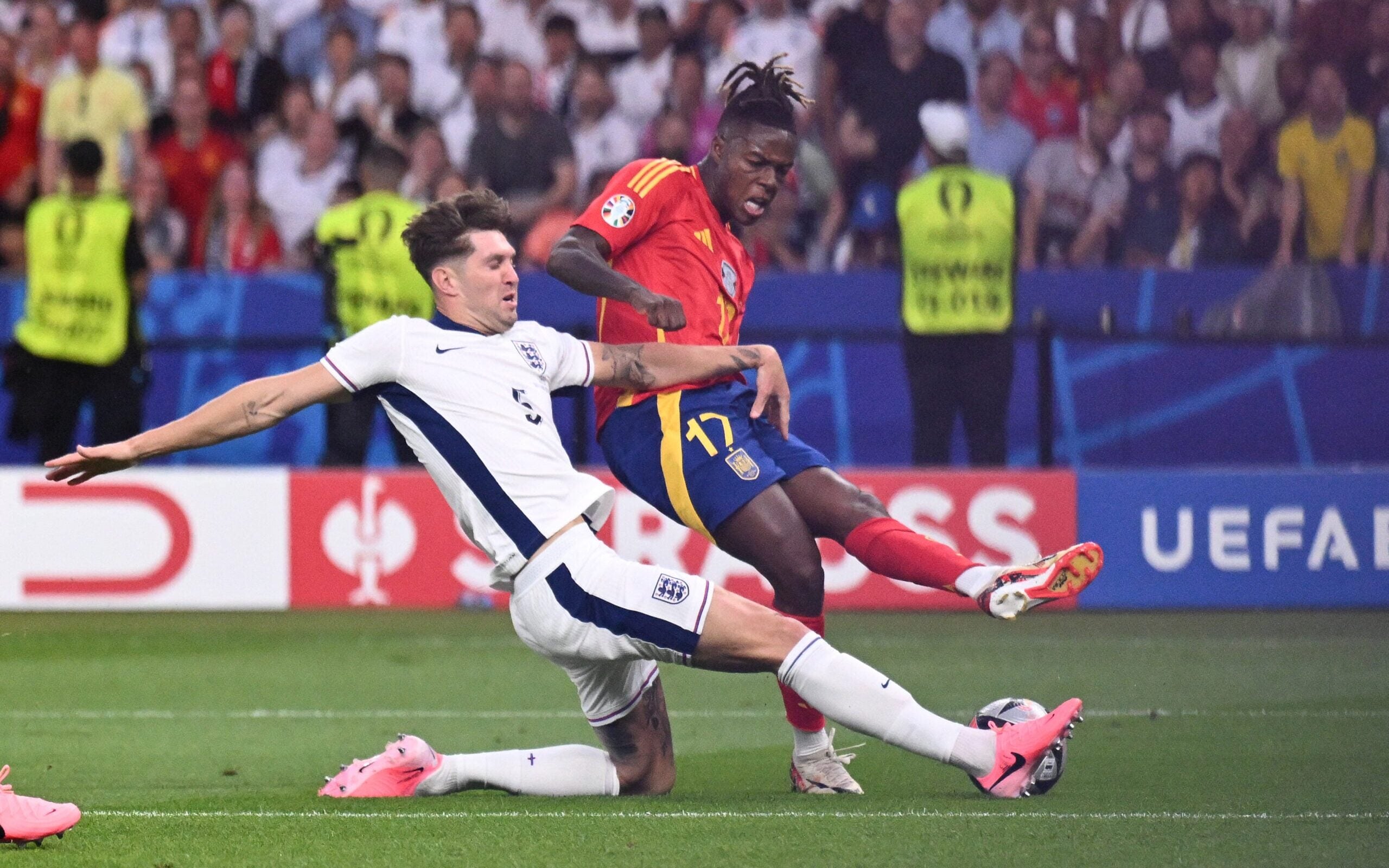 Futebol agita sábado com clássicos, Nations League e disputa feminina em alta