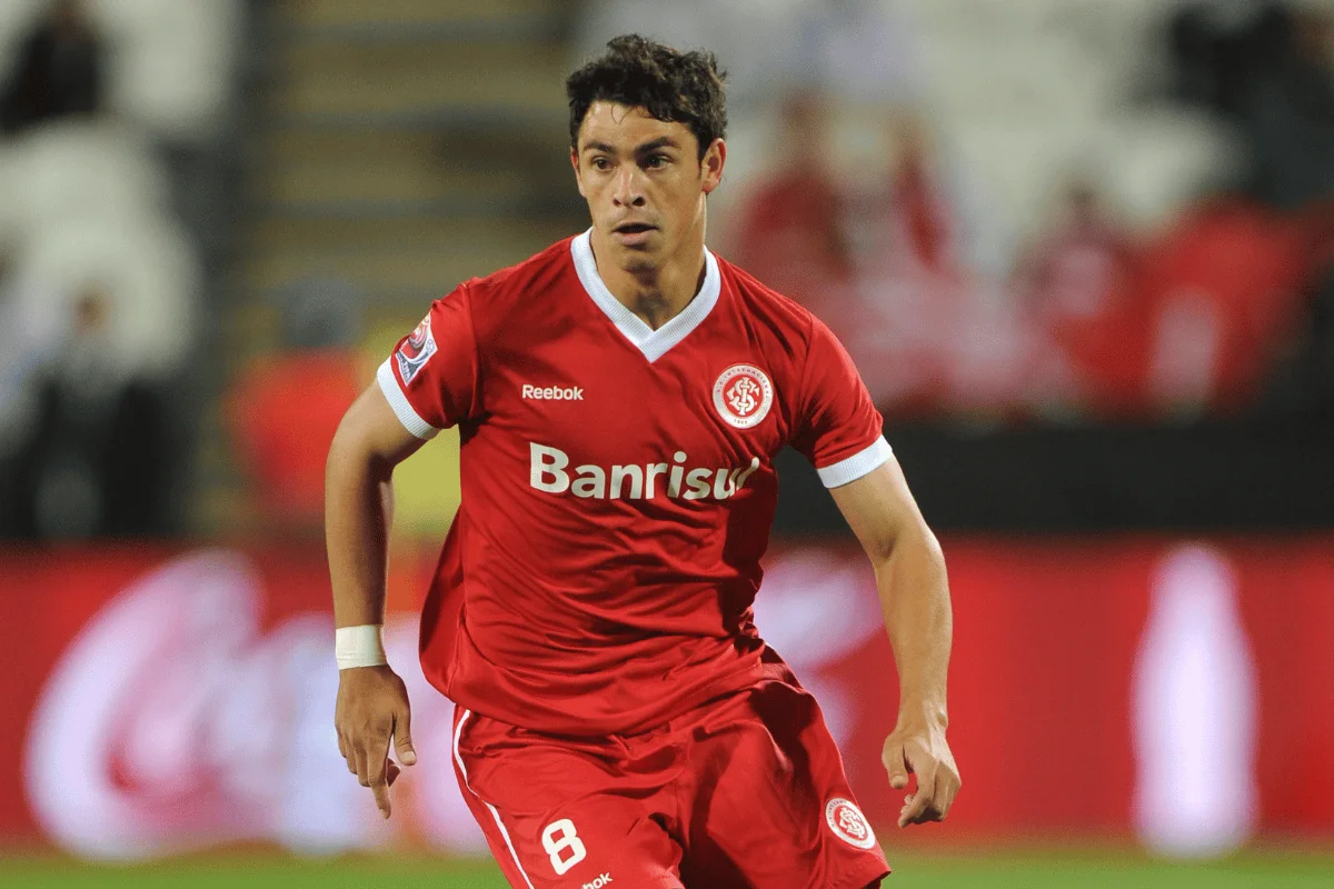 Giuliano anuncia aposentadoria aos 36 anos após carreira marcante no futebol