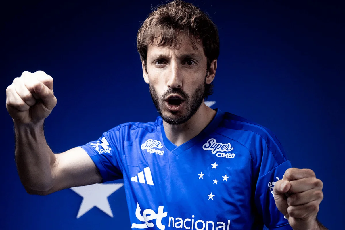 Matías Viña chega ao Cruzeiro e critica duramente River Plate em apresentação