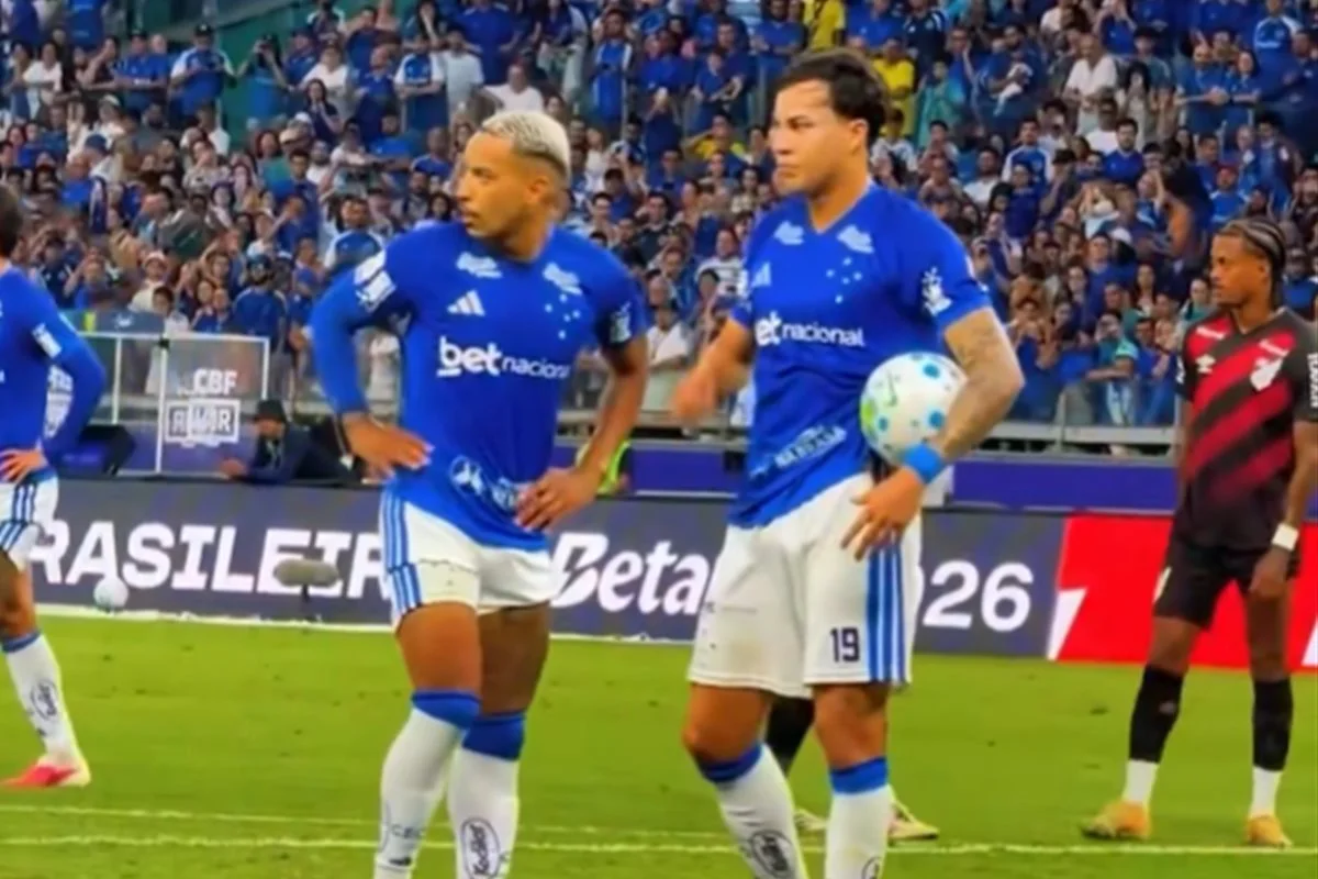 Cruzeiro vence Athletico-PR com polêmica na cobrança de pênalti e mostra força no Brasileirão