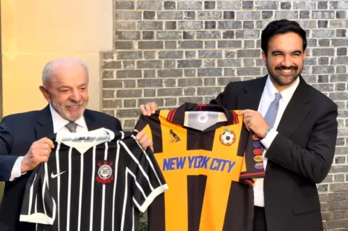 Lula presenteia prefeito de Nova York com camisa do Corinthians em encontro histórico