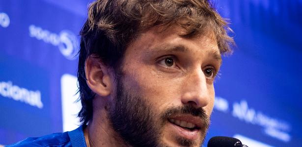 Matías Viña chega ao Cruzeiro e dispara contra diretoria do River Plate