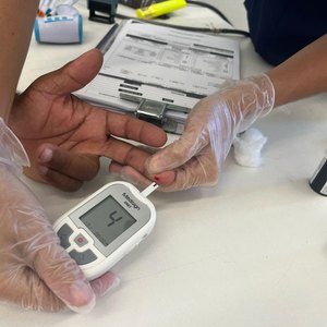 Teste rápido de glicose vira obrigatório em abordagens de trânsito para evitar confusões com embriaguez