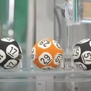 Homem é preso em Hong Kong por se recusar a dividir prêmio milionário da loteria com colegas