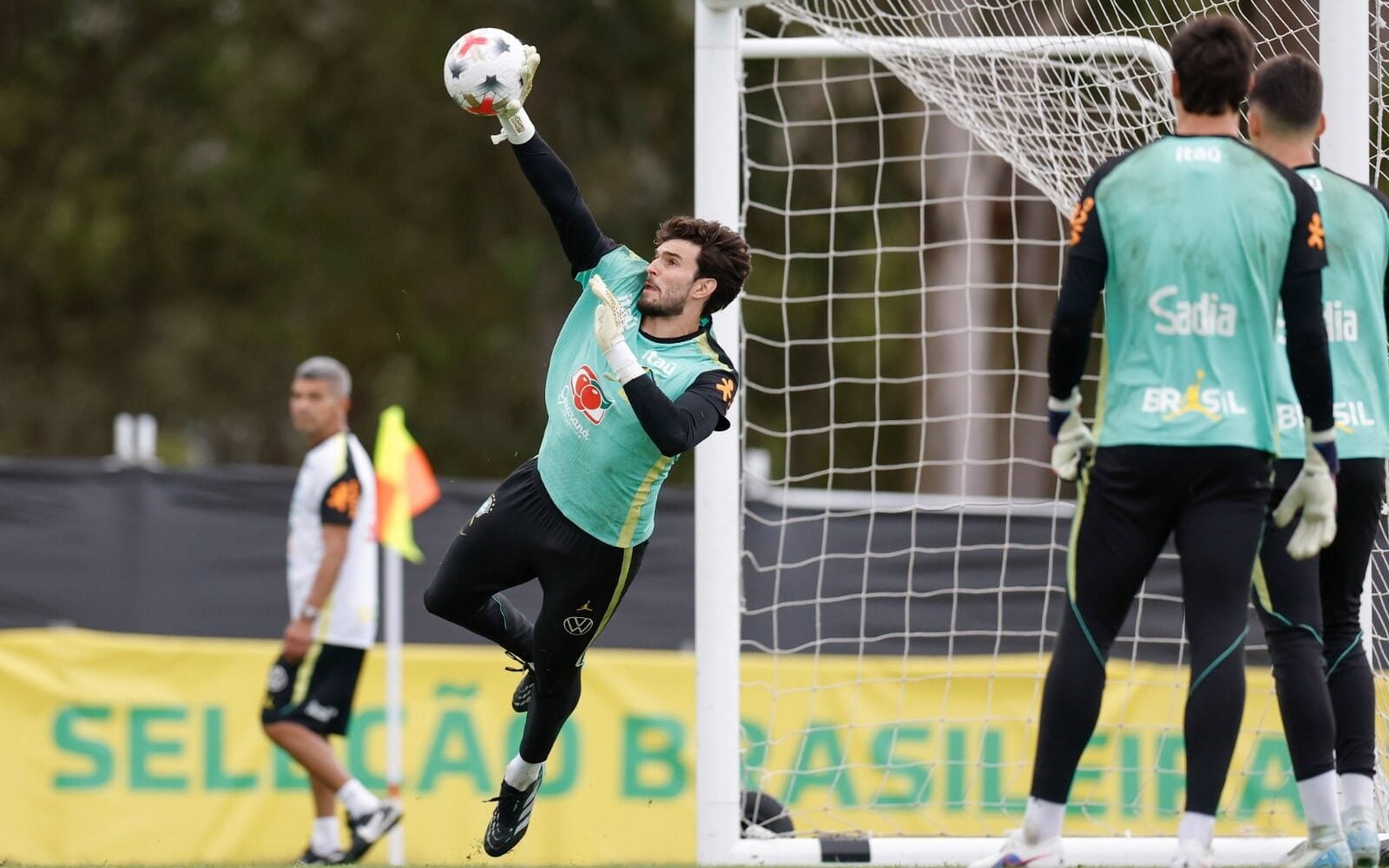 Otávio pode entrar para a história do Cruzeiro como titular da Seleção após mais de duas décadas