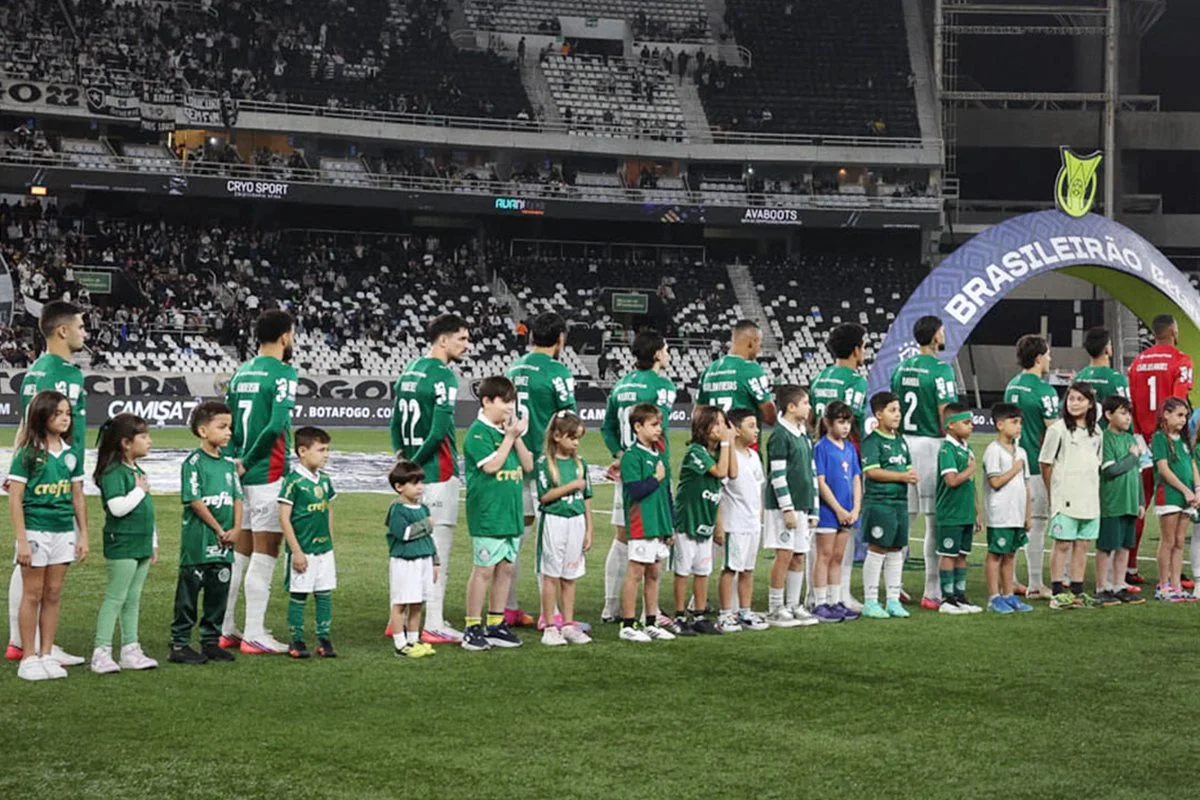 Palmeiras tropeça no Rio e vê liderança do Brasileirão escapar para o Flamengo