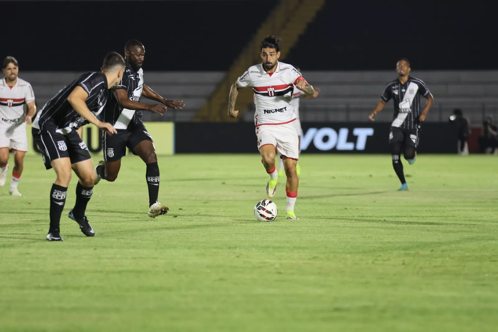 Ponte Preta sofre derrota sem brilho para Botafogo-SP na Série B