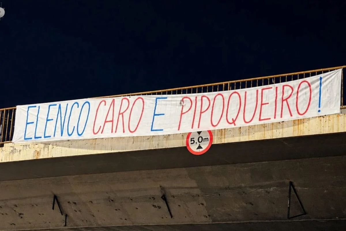 Torcida do Cruzeiro protesta nas ruas de BH após eliminação para o Atlético-MG