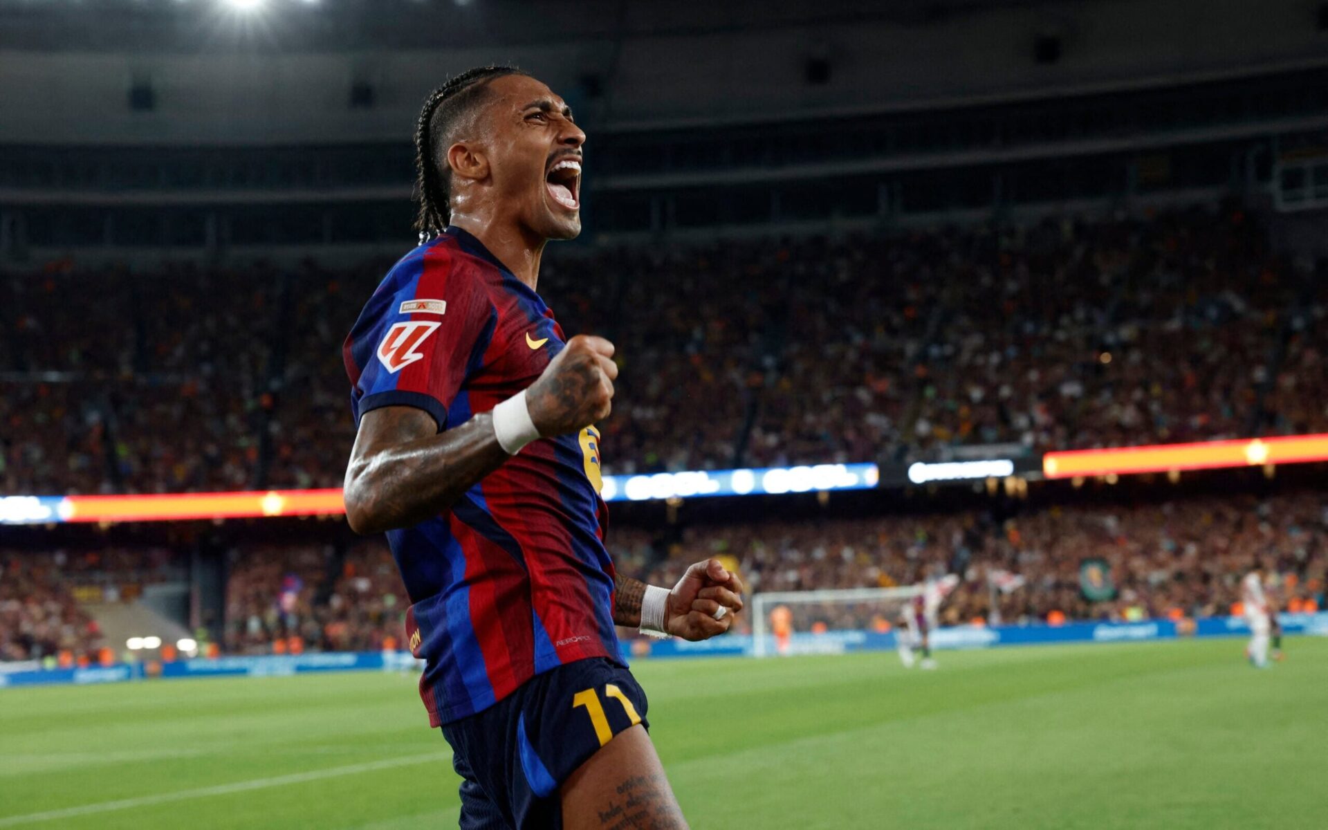 Raphinha brilha e Barcelona atropela Rayo Vallecano com goleada de 5 a 2 na La Liga