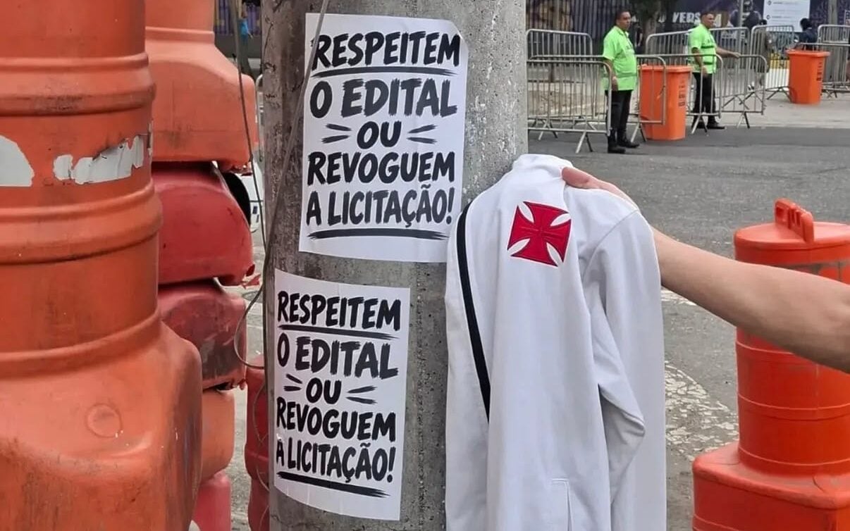 Torcida do Vasco promove protesto no entorno do Maracanã antes de jogo da NFL