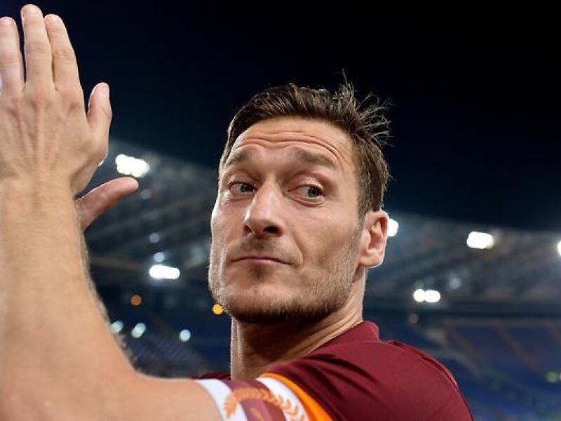 Francesco Totti dá novo show e entra no basquete com clube de Roma