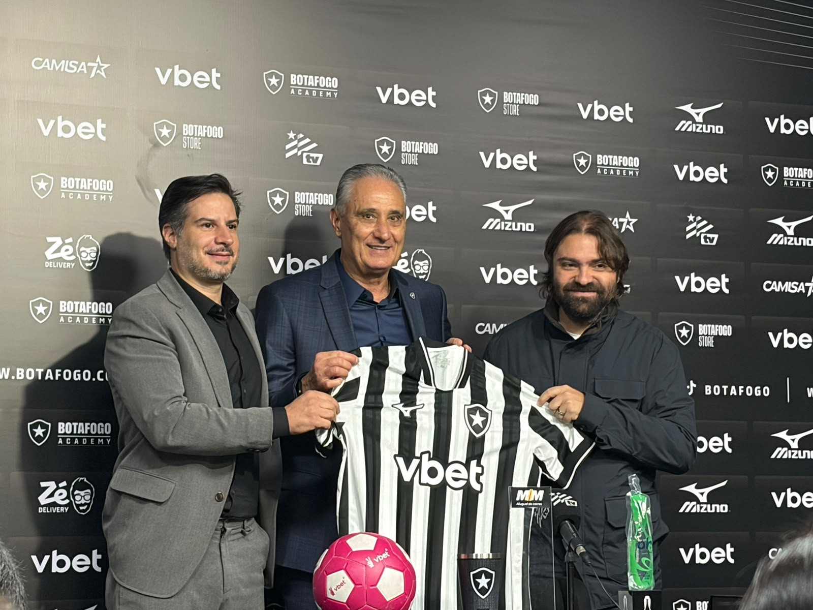 Tite assume o Botafogo e promete revolucionar o time após estreia com vitória