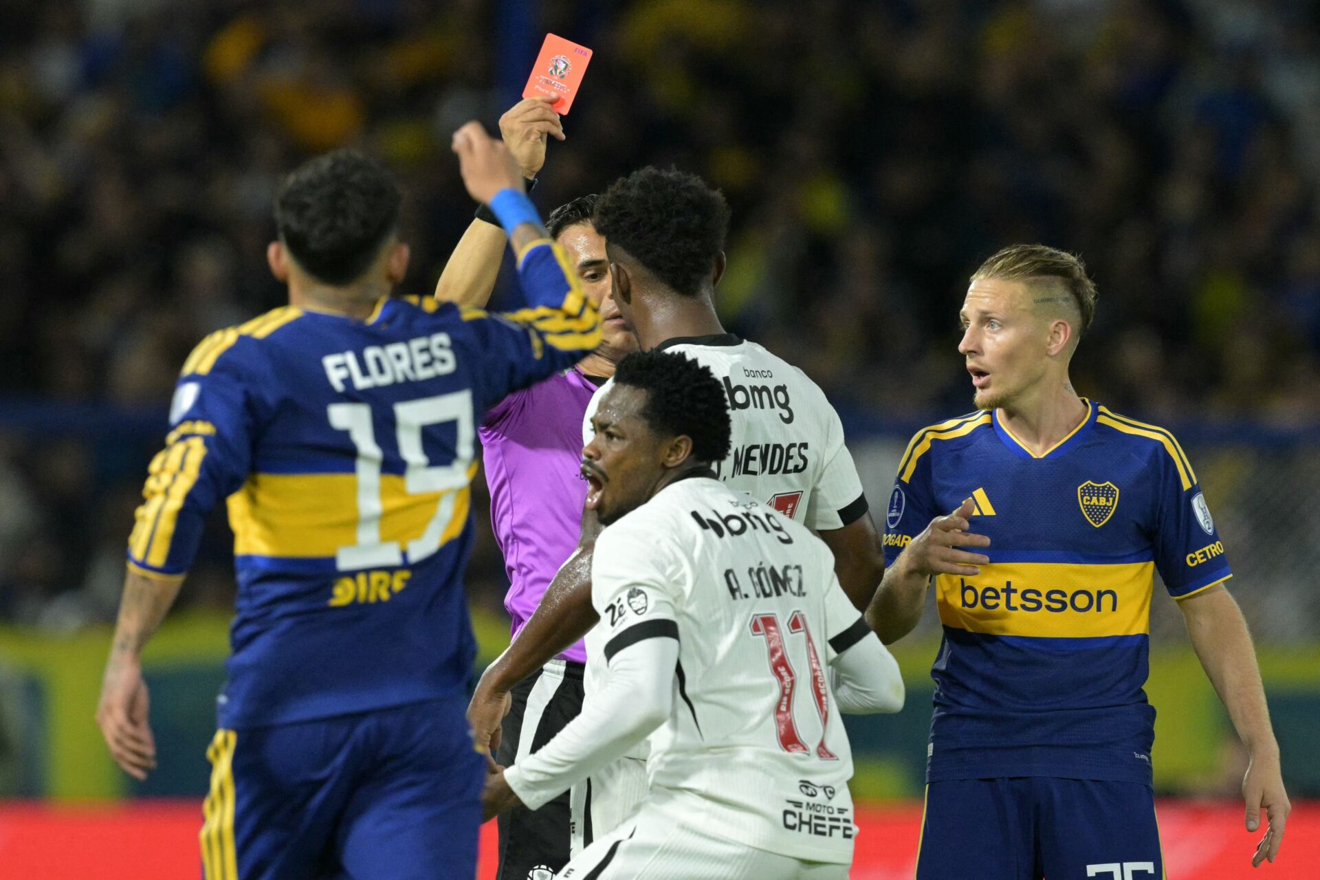 Vasco sofre com expulsão e perde ritmo contra Boca Juniors em jogo tenso
