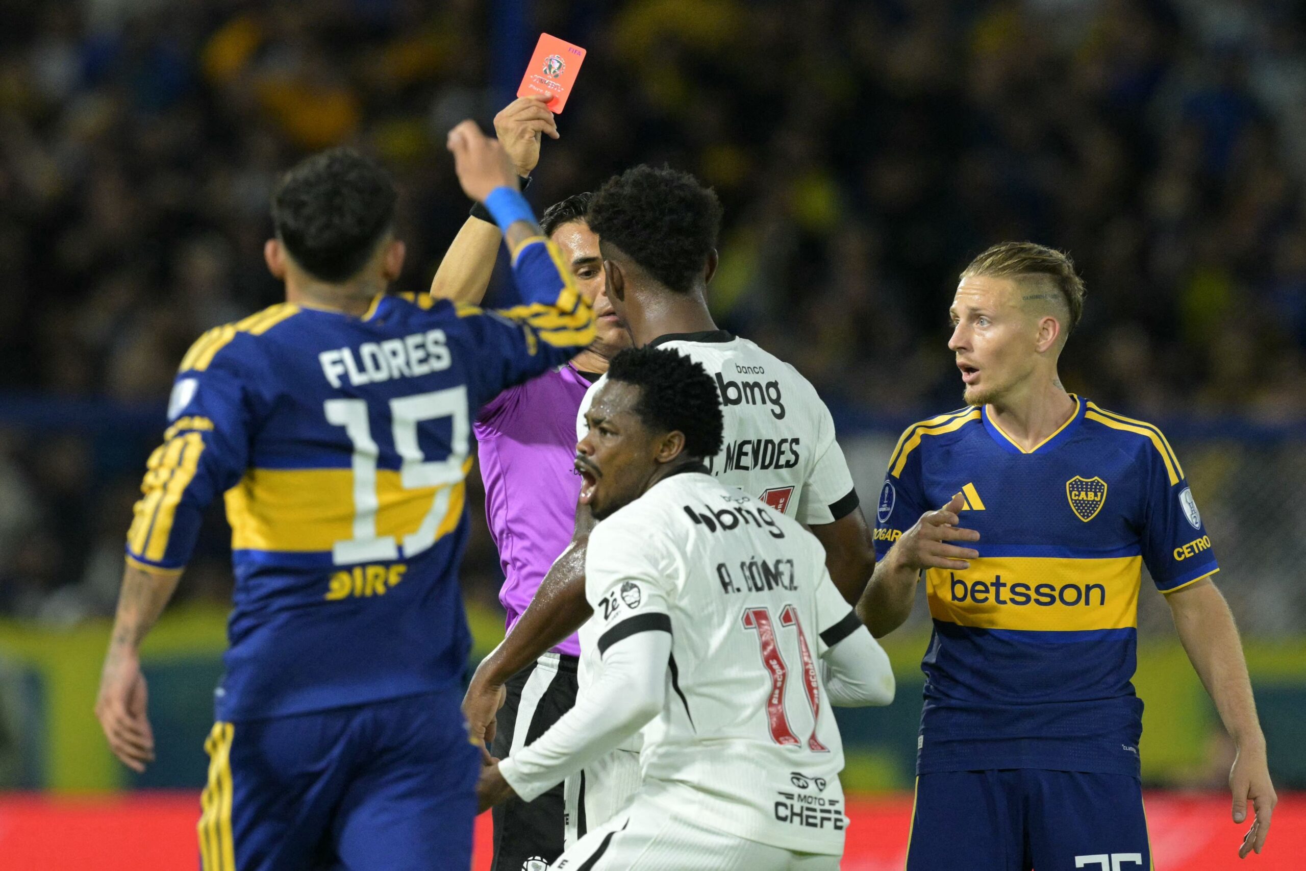 Vasco sofre com expulsão e perde ritmo contra Boca Juniors em jogo tenso