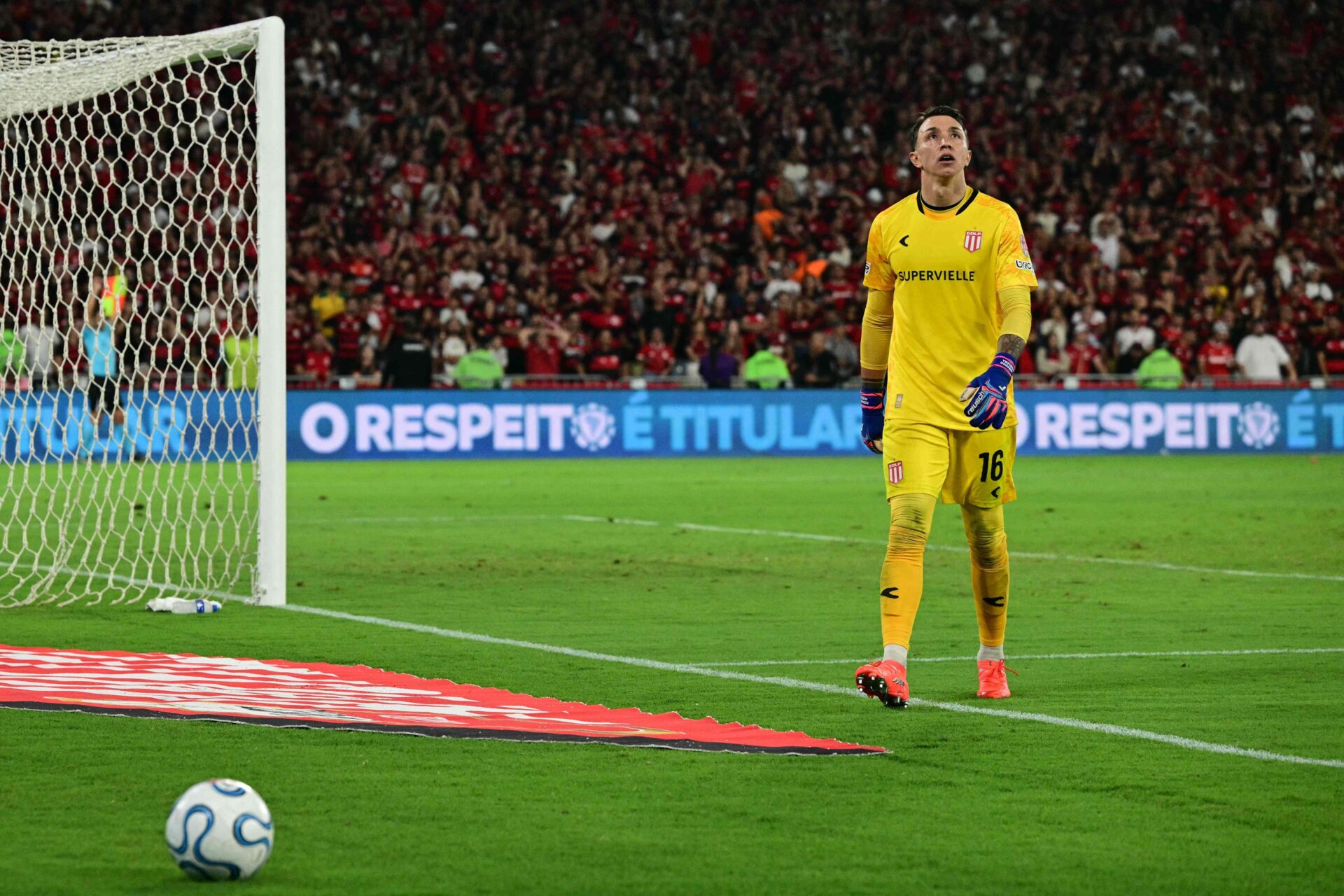 Muslera brilha e Estudiantes elimina Flamengo nos pênaltis rumo à final da Libertadores