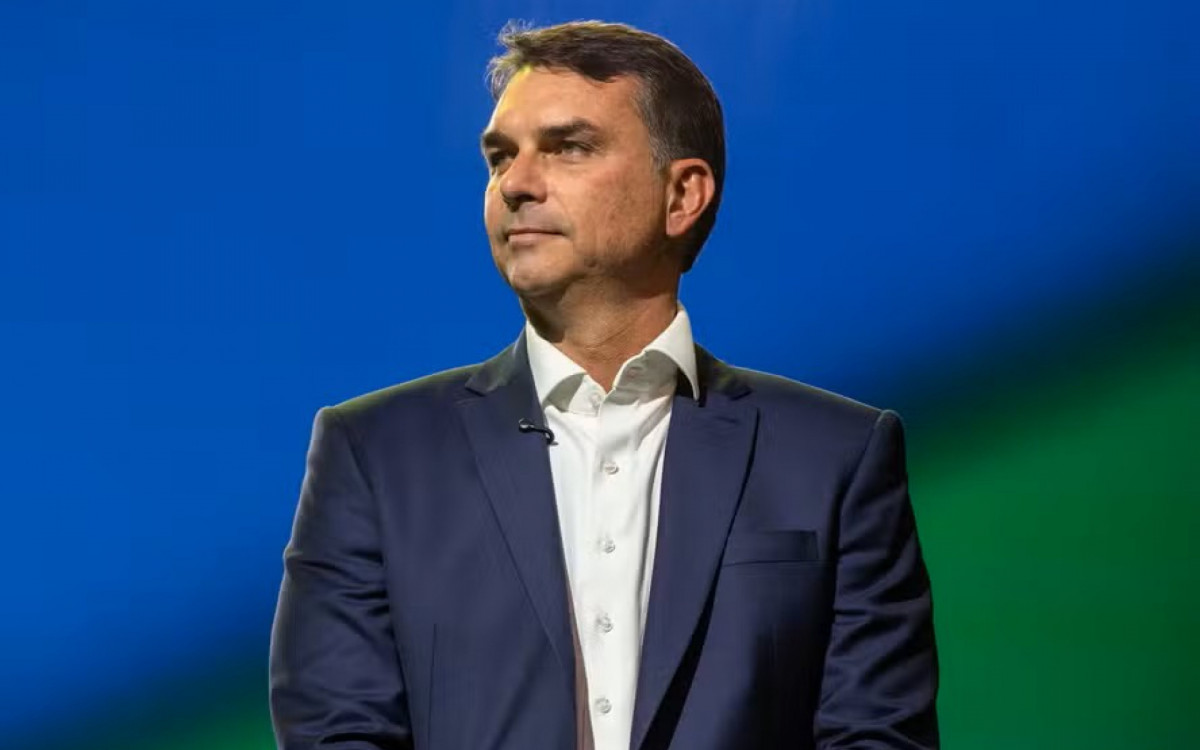 Flávio Bolsonaro dispara na liderança em Duque de Caxias no primeiro turno