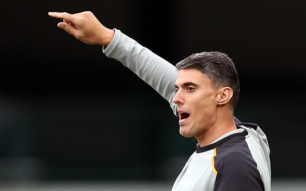 Matheus Bachi assume o Botafogo e lidera empate emocionante contra o Coritiba