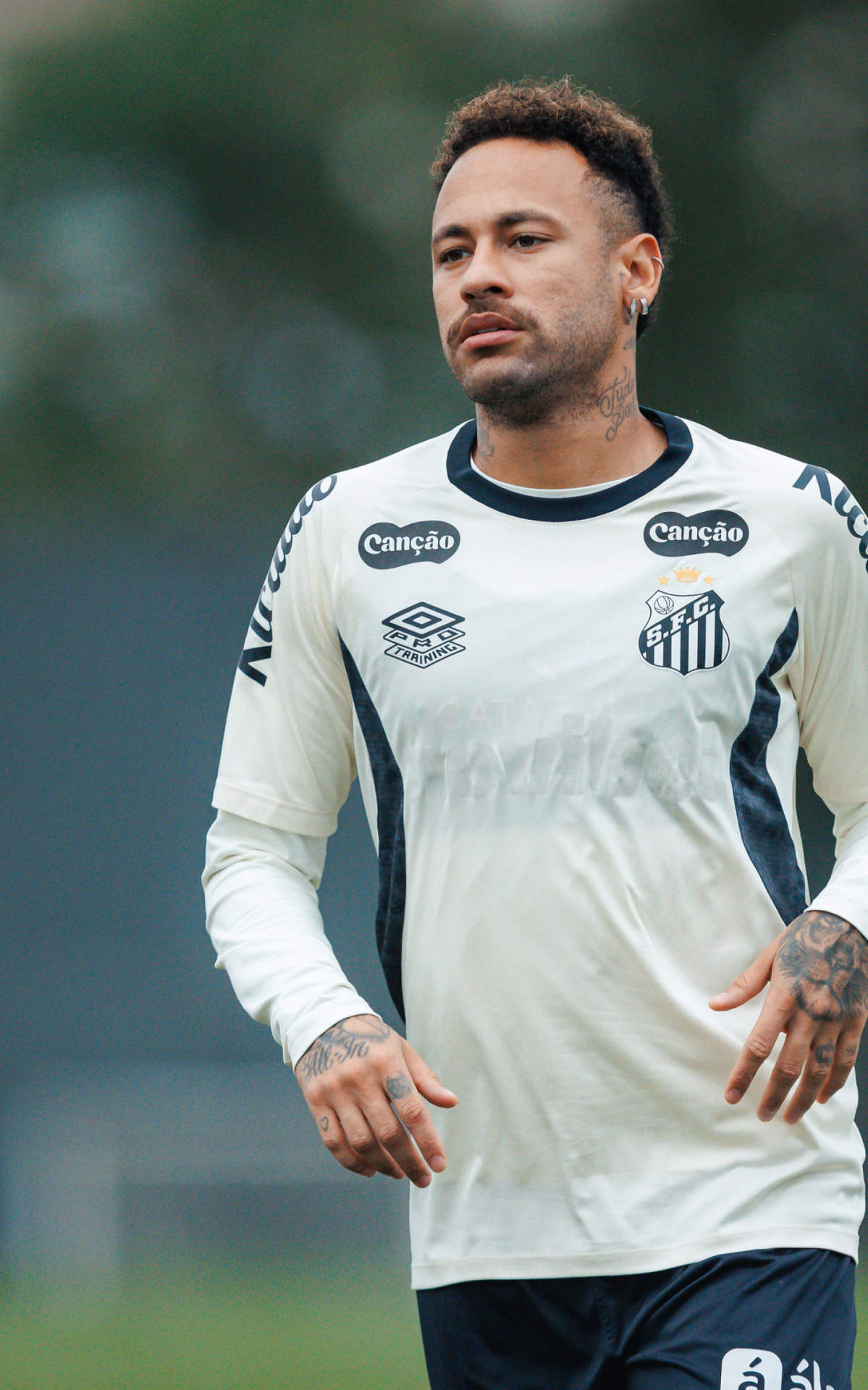 Neymar revela desejo de pausa na carreira e planos para o futuro no futebol