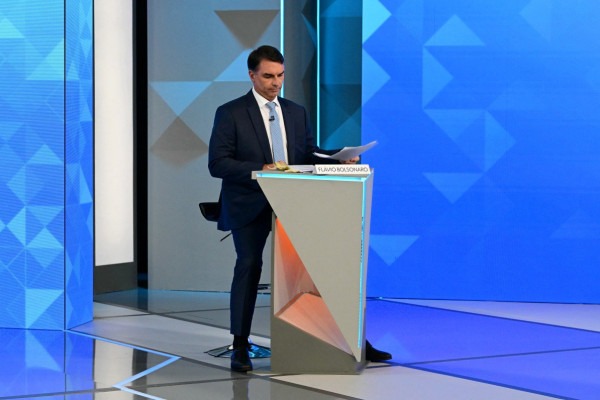 Flávio Bolsonaro reconhece erro sobre voto contra licença-maternidade