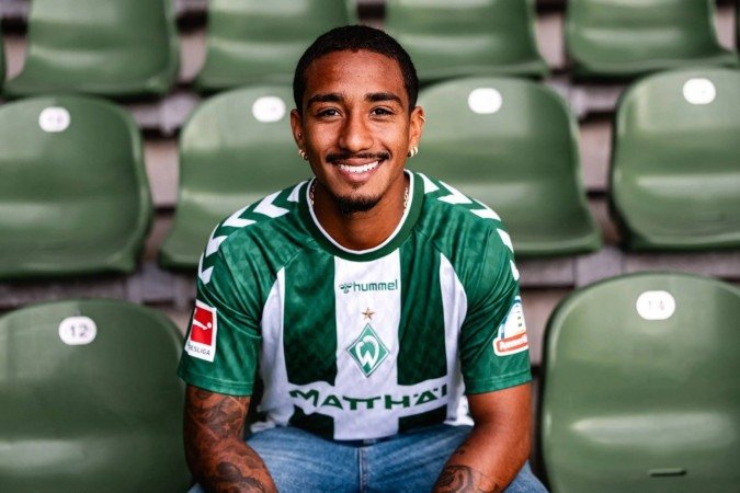 Jovem talento brasileiro conquista espaço de destaque no futebol europeu em 2026