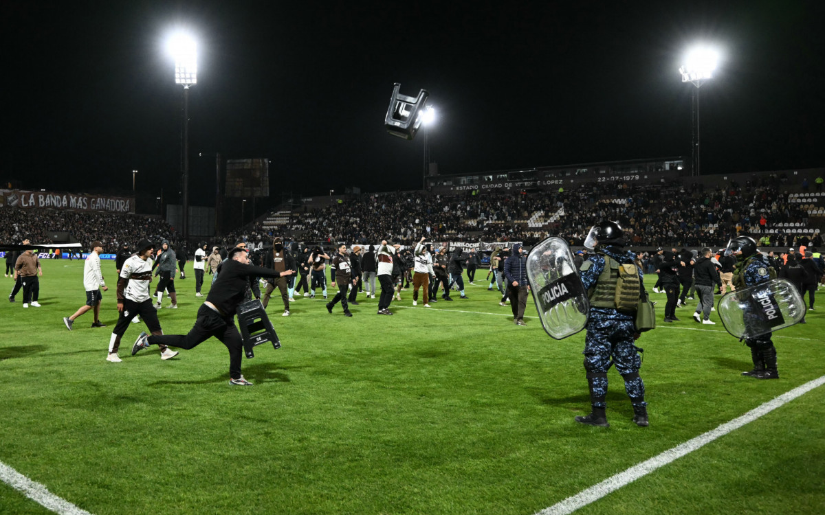 Fluminense sofre punição após confusão com torcedores do Platense na Argentina