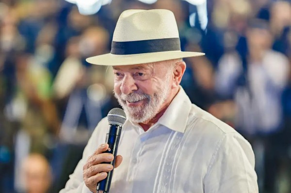 Lula acompanha apuração das eleições em hotel de São Paulo com aliados