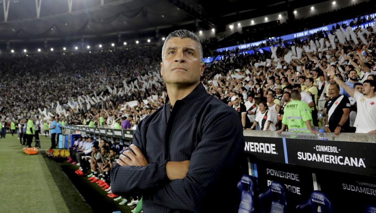 Vasco enfrenta Corinthians em São Januário buscando recuperação no Brasileirão