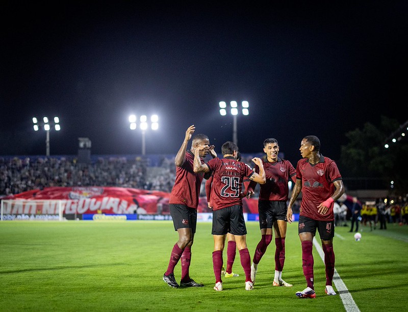 Red Bull Bragantino domina e garante vitória com show de Wallace Yan e Tiago Volp